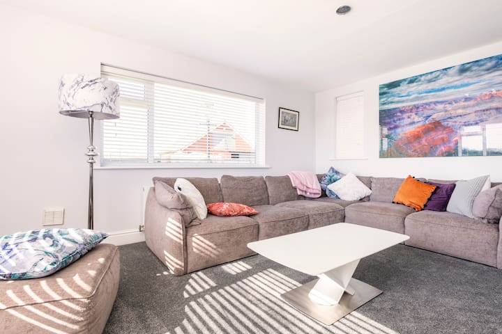 Beautiful big bright, spacious bungalow/ farm.