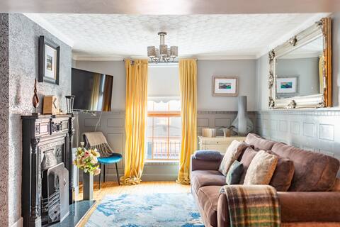 Derry City Centre Townhouse & Garden sleeps 8