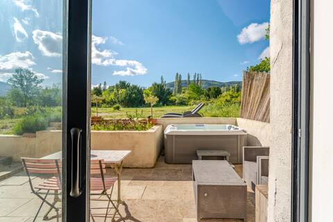 Charming cottage with jacuzzi facing Mont Ventoux