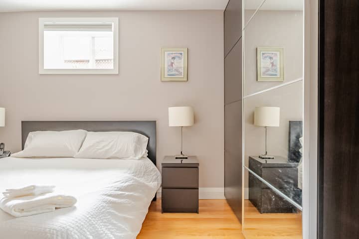 Спална соба со брачен кревет (широк 150-179 см).