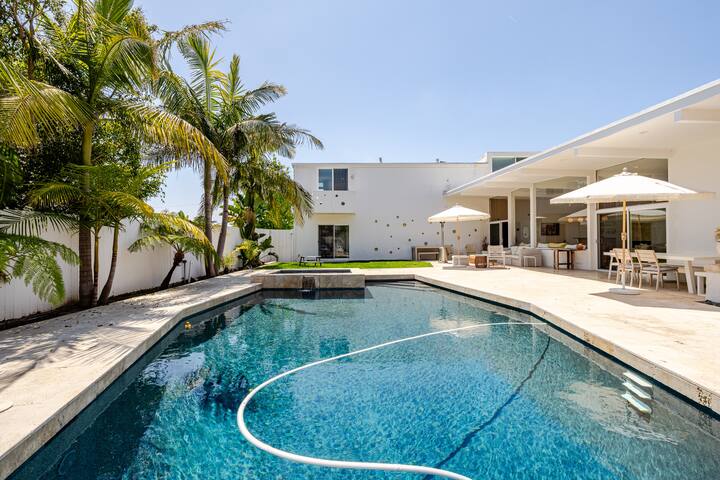 Stunning Mid-Century Family Home with Pool & Spa gallery image 5