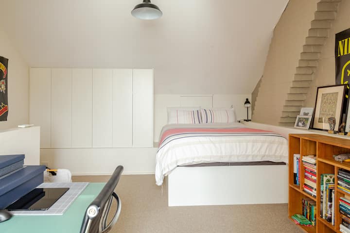 Kitanda cha malkia na sehemu ya dawati. Dirisha angavu lililo wazi lenye Paddington na Mionekano ya Jiji. Kiyoyozi. Sehemu ya kabati la nguo.