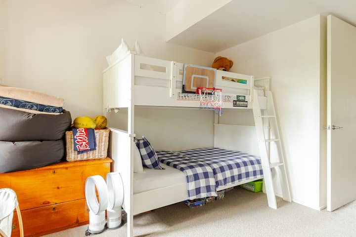 1 Kitanda cha ghorofa kilicho na vitanda viwili vya ukubwa wa kifalme. Verandah inayoangalia Mtaa wa Paddington.