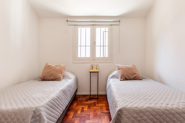 Dormitorio3 con dos camas individuales.