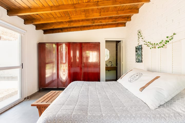 Dormitorio #4

Mastersuite, con escritorio de trabajo y televisión y cama tamaño king

Se encuentra en la parte trasera de la casa, al final del jardín, fuera del cuerpo principal de la casa.
