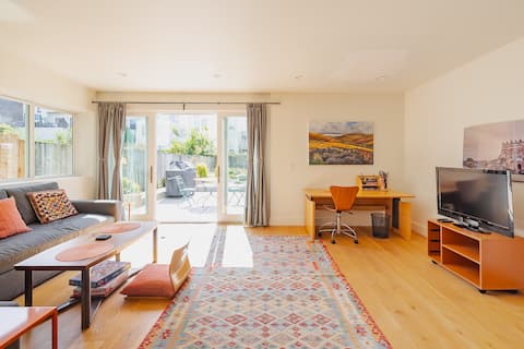Top performing Airbnb: Quiet, spacious, private suite with patio. in Inner Richmond