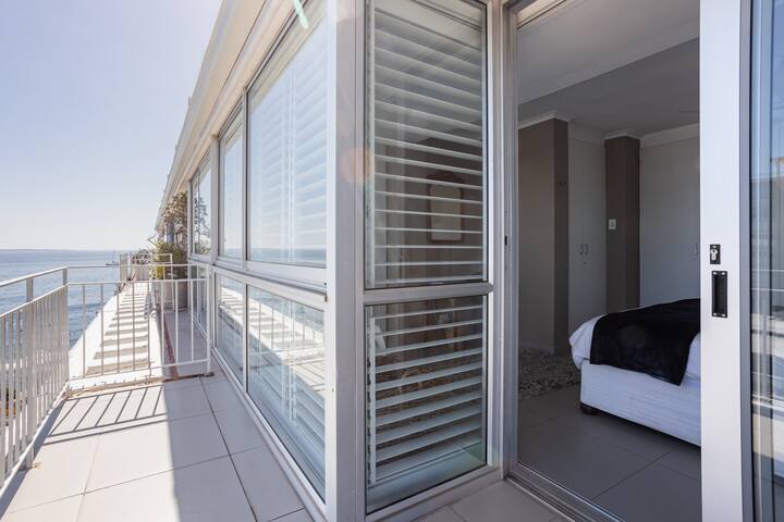 Beach Front Flat with Sea Views gallery image 3