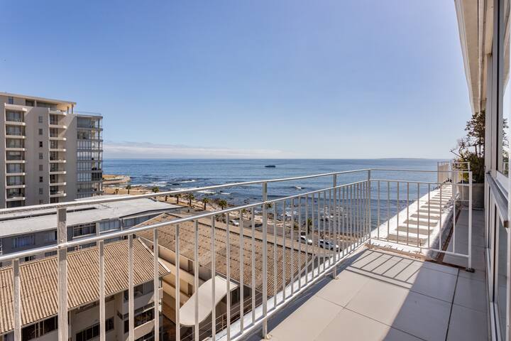Beach Front Flat with Sea Views gallery image 2