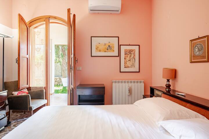 Ნათელი ოთახი ორადგილიანი საწოლით, კონდიციონერით და ბაღთან პირდაპირი წვდომით.
Ნათელი ორადგილიანი საძინებელი კონდიციონერითა და ბაღთან პირდაპირი წვდომით.