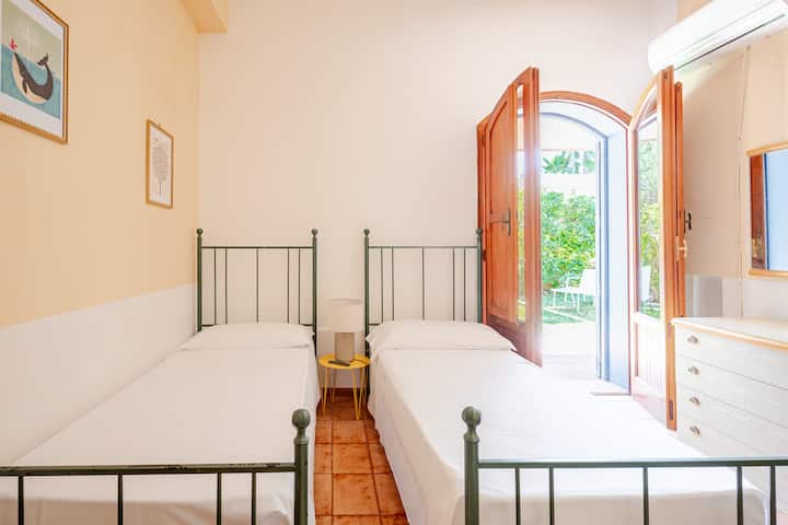 Საძინებელი ორი ერთადგილიანი საწოლით, კონდიციონერითა და ბაღთან პირდაპირი წვდომით. Იდეალურია ბავშვებისთვის ან მეგობრებისთვის.
Ორადგილიანი საძინებელი A/C ‑ ით და პირდაპირ ბაღში შესასვლელით. Იდეალურია ბავშვებისთვის ან მეგობრებისთვის.