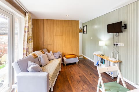 Successful Airbnb property: THE CABIN - 1 bedroom cabin w/ kitchen and shower! in Saint Anne's On The Sea