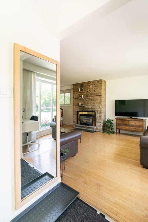Top Airbnb: Private spacious 2 bedroom suite Guildwood Toronto in Scarborough—Guildwood