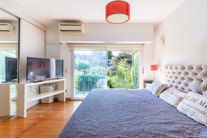 上層階の主スイート。 高密度マットレス付きスーパーキングベッド（ 2 x 2 ）。 暖房とエアコン。スマートテレビ。 