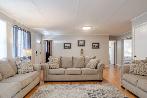 Heart of Suwannee - Large Canal Front Home