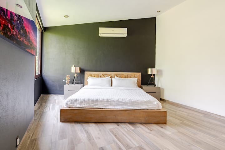 ห้องกลางวิวทิศตะวันตกและทิศใต้มีห้องน้ำส่วนตัวตู้เสื้อผ้าแบบวอล์คอินโต๊ะทำงานและเก้าอี้เพื่อสุขภาพสำหรับการทำงาน 