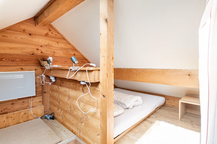 سرير أرضي على شرائح . الحد الأقصى لارتفاع العلية المحدث 1m80