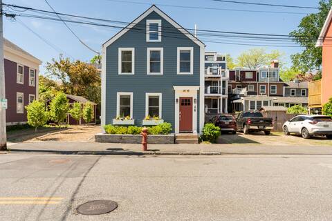 Quaint House w/parking in the Heart of Downtown