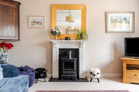 Top performing Airbnb: Bright and Spacious Centrally Located Townhouse in Sighthill & Gorgie
