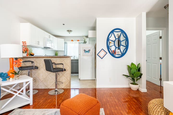 Bright 2-BR Home with Free Parking in Center-City gallery image 3