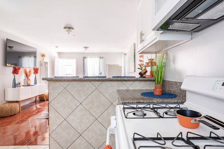 Bright 2-BR Home with Free Parking in Center-City gallery image 4