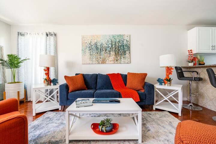 Bright 2-BR Home with Free Parking in Center-City gallery image 2