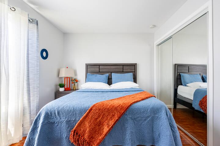 Bright 2-BR Home with Free Parking in Center-City gallery image 5