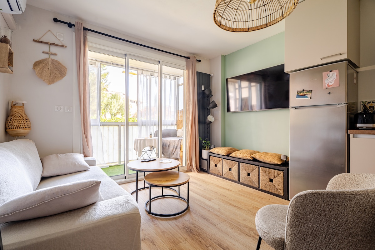 Erfolgreiche Airbnb-Immobilie: Cozy apartment, private parking, close to the beaches in La Garde