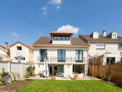 House 10 min from the Palace of Versailles