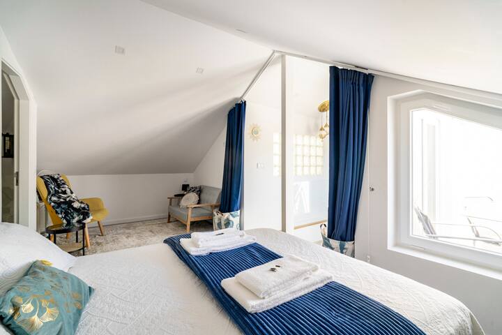 LUXURY PENTHOUSE – River Gallery Art – View&Center gallery image 5