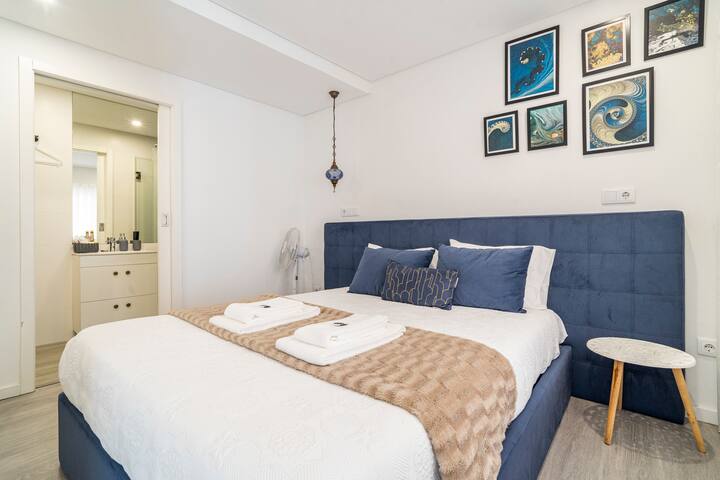 LUXURY PENTHOUSE – River Gallery Art – View&Center gallery image 2