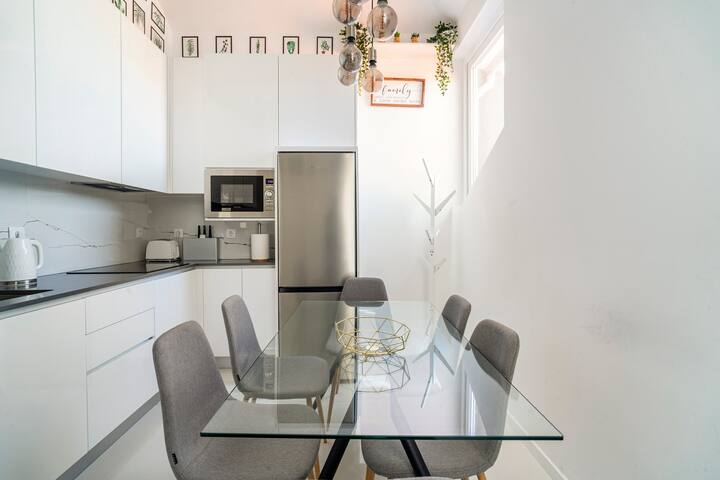 LUXURY PENTHOUSE – River Gallery Art – View&Center gallery image 4