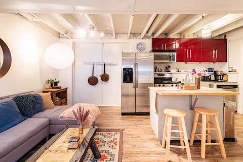 Top performing Airbnb: Charming Carriage House! Pet friendly & Walkable! in Denver