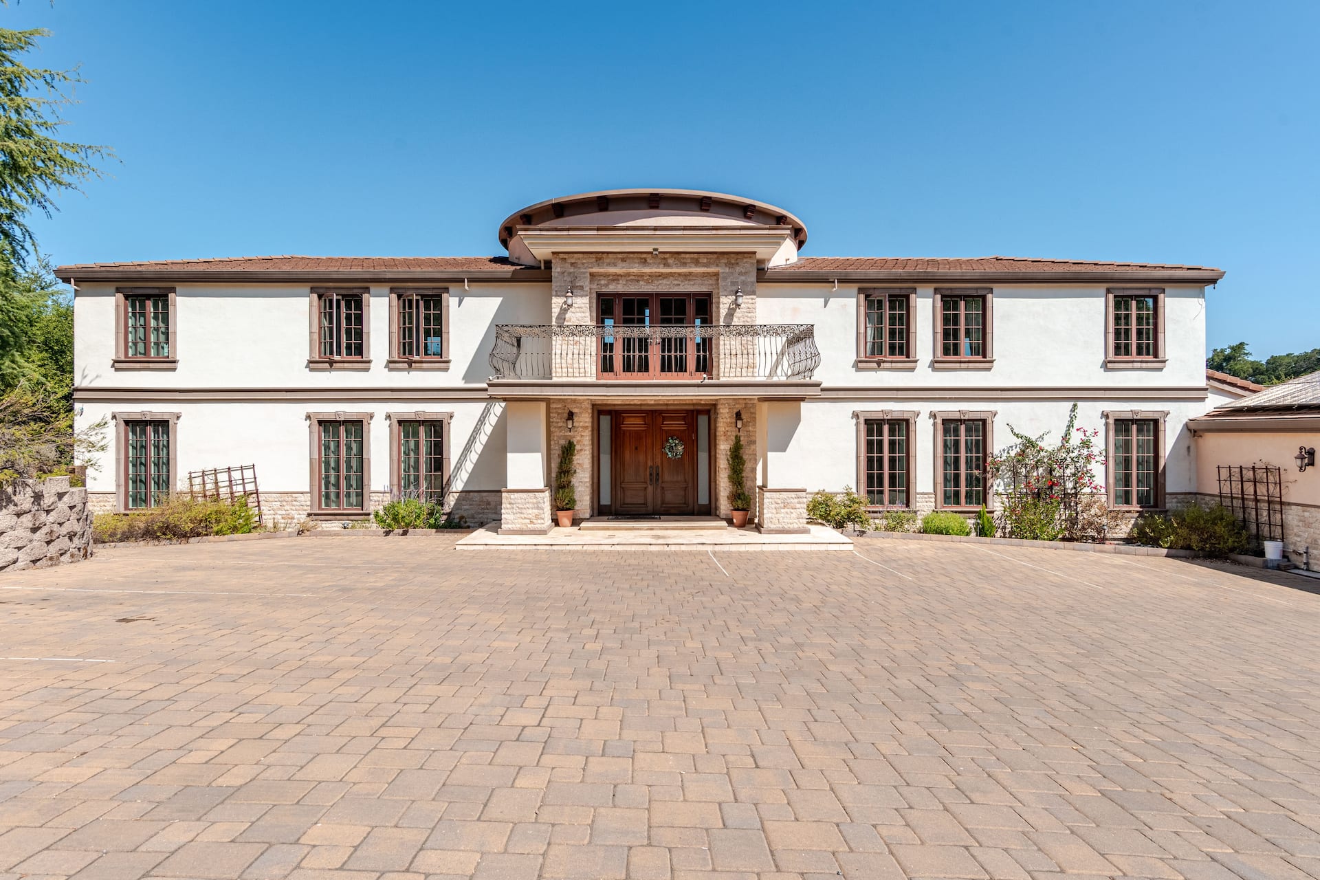 Lovely 4 bedroom gated Villa with free parking