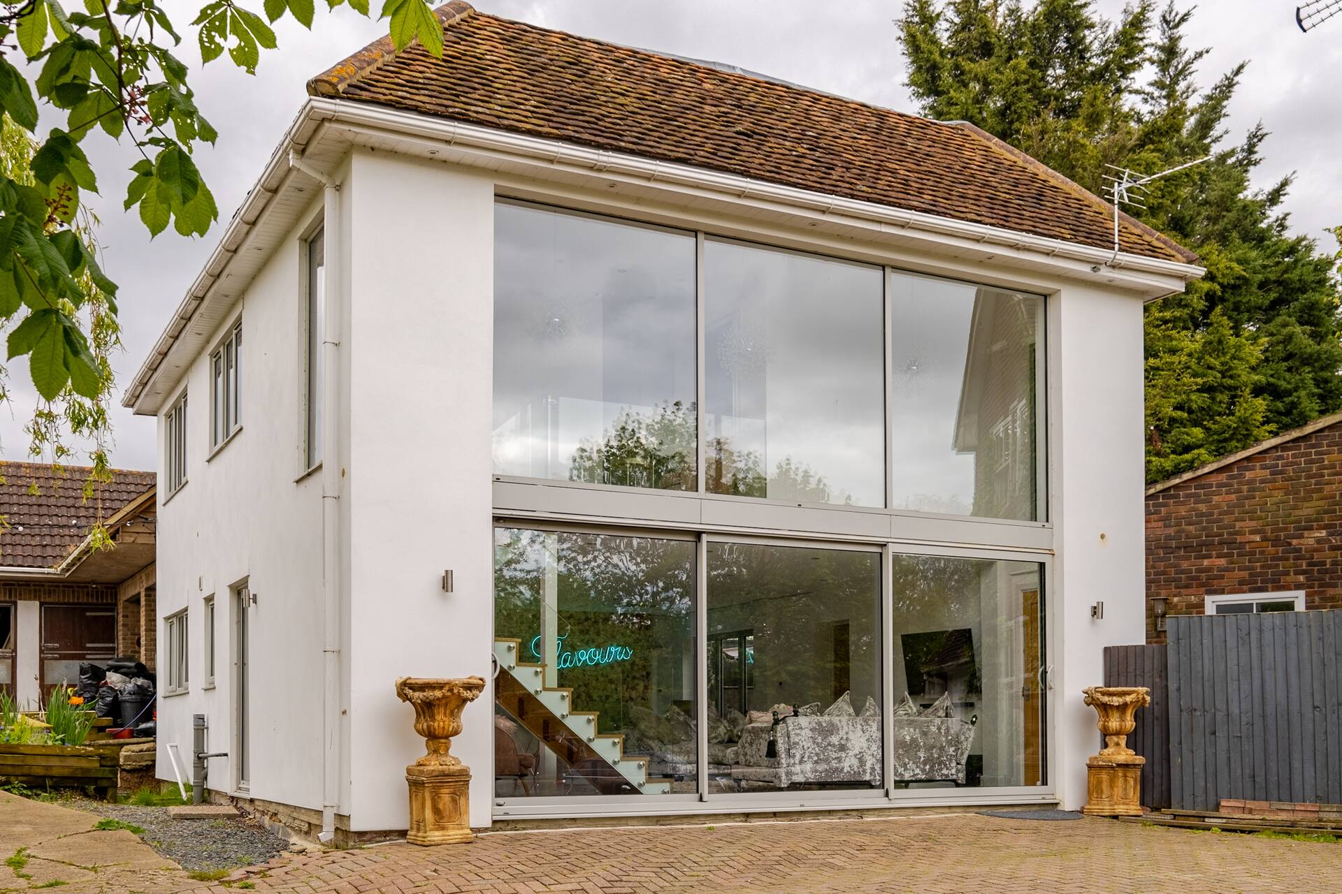 Adorable 4 bedroom annex with hot tub