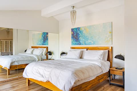 On the beachfront. Wood-burning stove, pool and ping pong.