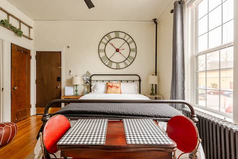 Adorable Little Studio Apartment close to downtown