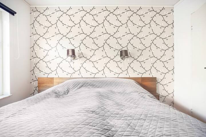 ห้องนอนพร้อมเตียงคู่