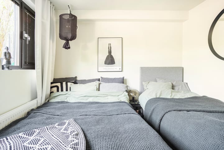 ห้องนอนผู้เข้าพัก 1 (เตียงคู่ขนาดเล็ก 140 1 หลังและเตียงเดี่ยว 1 หลัง 90 (ปรับความสูงได้))