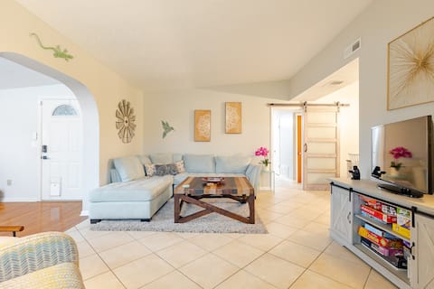 Cheerful 3 bedroom with a spacious shaded yard