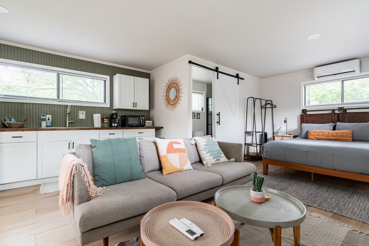 Popular Airbnb listing: Guest house w/hot tub. Sauna & cold plunge on rqst in Gracy Woods