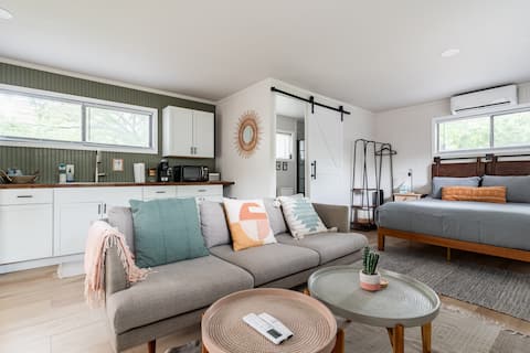 Popular Airbnb listing: Guest house w/hot tub. Sauna & cold plunge on rqst in Gracy Woods