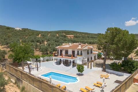 Villa with private pool and mountain views