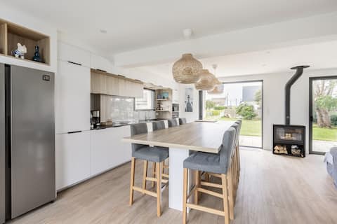 Renovated house 3 min walk to the beach.