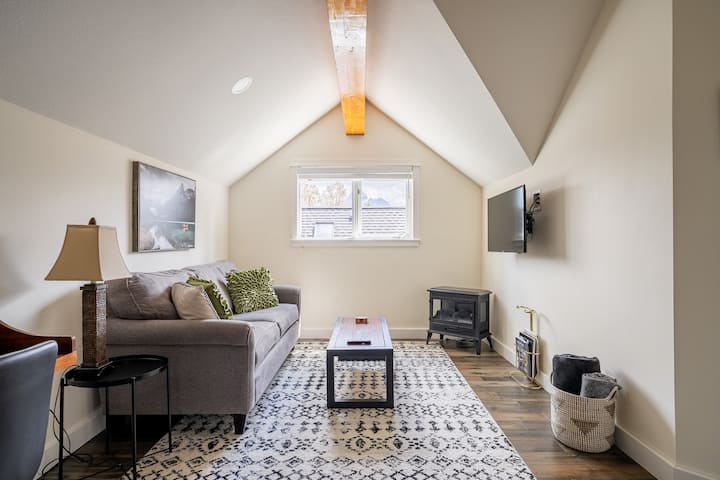 Modern Private Loft Suite - Canmore