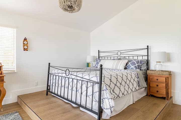 جناح بغرفة النوم الرئيسية بسرير كينج وإطلالات على المحيط