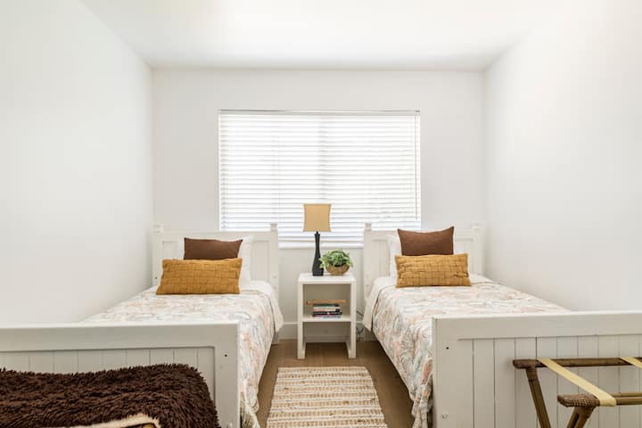 غرفة نزلاء تضم سريرين صغيرين