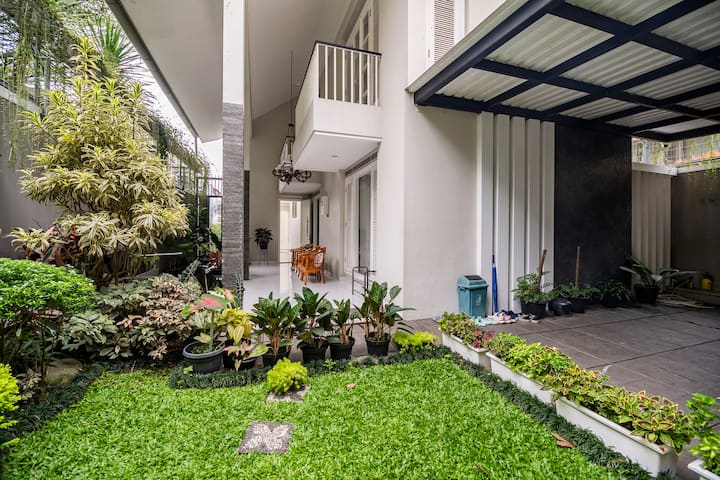 Tampak Bangunan dari Taman