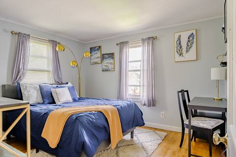 Cozy Cape Cod House near Airport