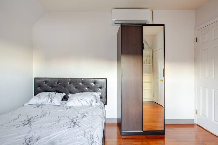 Solid House 4BD 2BA In-Unit Laundry NYC gallery image 3