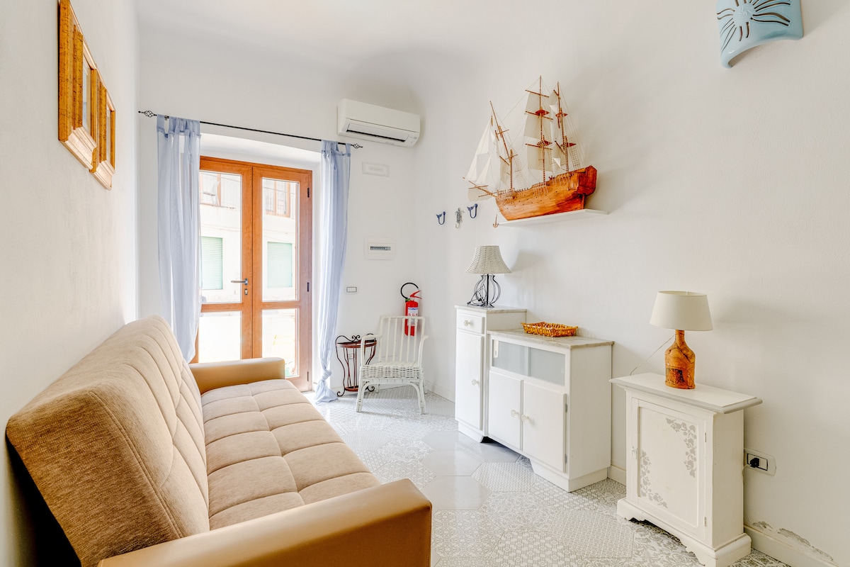 Erfolgreiche Airbnb-Immobilie: ★ [CITY CENTER HOUSE]★ Modern and exclusive house in La Maddalena